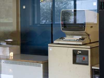 Negli anni 60 il computer assunse dimensioni pi� piccole, quanto un elettrodomestico, prendendo il nome di �minicomputer�. A differenza per� delle lavatrici queste macchine venivano impiegate solo nelle aziende e nelle universit�, non in casa